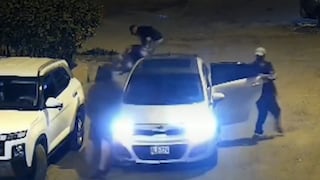 Delincuentes roban camioneta a balazos en San Juan de Miraflores