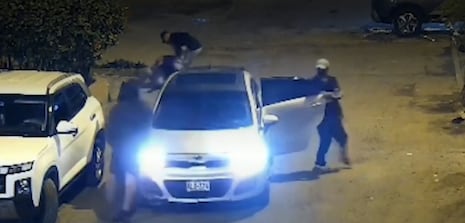 Delincuentes roban camioneta a balazos en San Juan de Miraflores