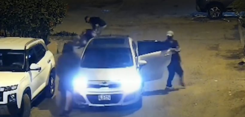 El asalto ocurrió en el asentamiento humano Buenos Aires cuando la víctima se disponía a guardar su vehículo en una cochera alquilada. (Captura de imagen de América Noticias)