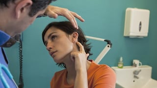 Oídos tapados tras piscina o mar: cuándo podría tratarse de otitis del nadador