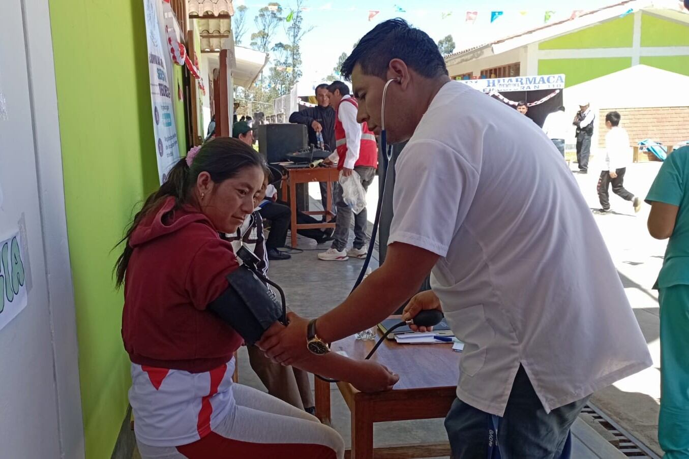 Atenciones médicas a pobladores de la sierra en Piura