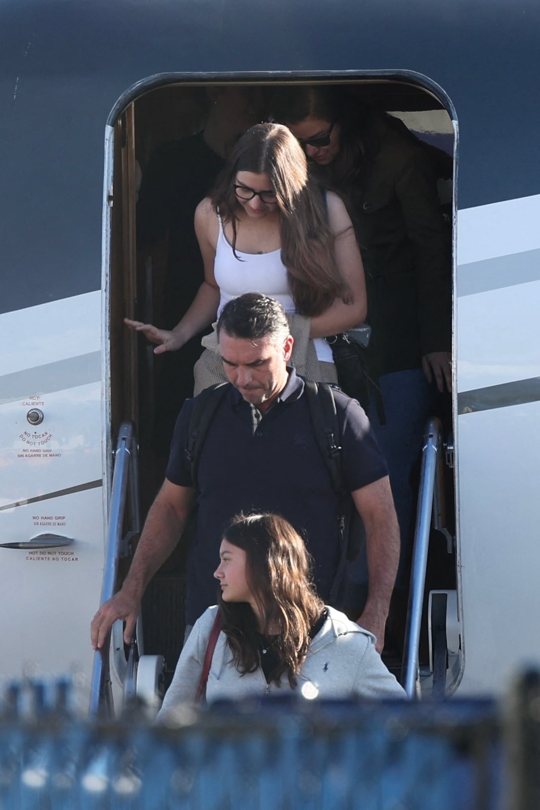 Flávio Bolsonaro baja de un avión tras llegar al Aeropuerto Ejecutivo de Opa-Locka en Miami, Florida, el 28 de octubre de 2026. (Foto de Ricardo Arduengo / AFP).