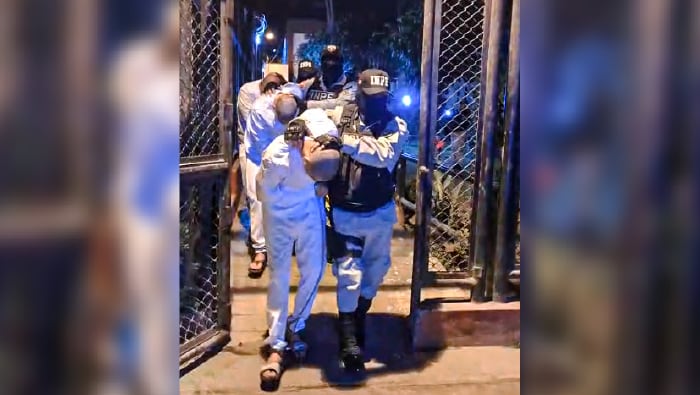 Al estilo del presidente de El Salvador, Nayib Bukele, reos fueron rapados y vestidos con prendas blancas. (Foto: INPE)