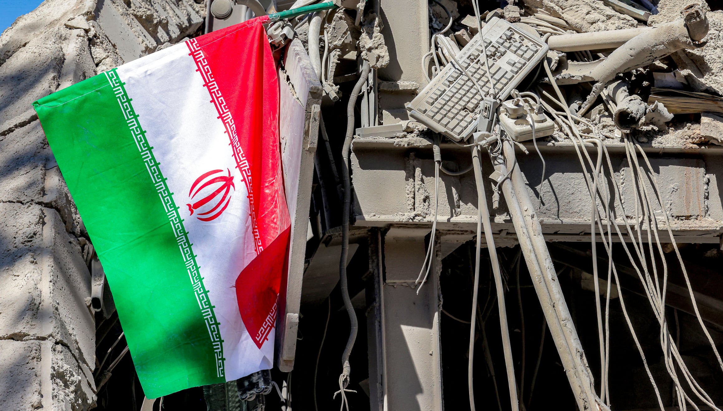 Una bandera nacional iraní ondea entre los escombros de un edificio derrumbado tras los ataques a la Universidad Tecnológica Sharif en Teherán en la víspera. Foto: Atta Kenare / AFP