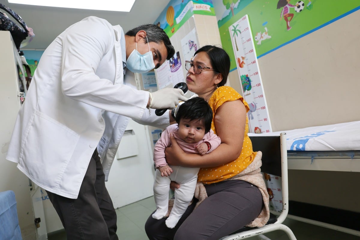 El calor y la exposición solar elevan el riesgo de sarpullido, dermatitis e infecciones en la piel infantil. Especialista de EsSalud explica cómo prevenirlas.