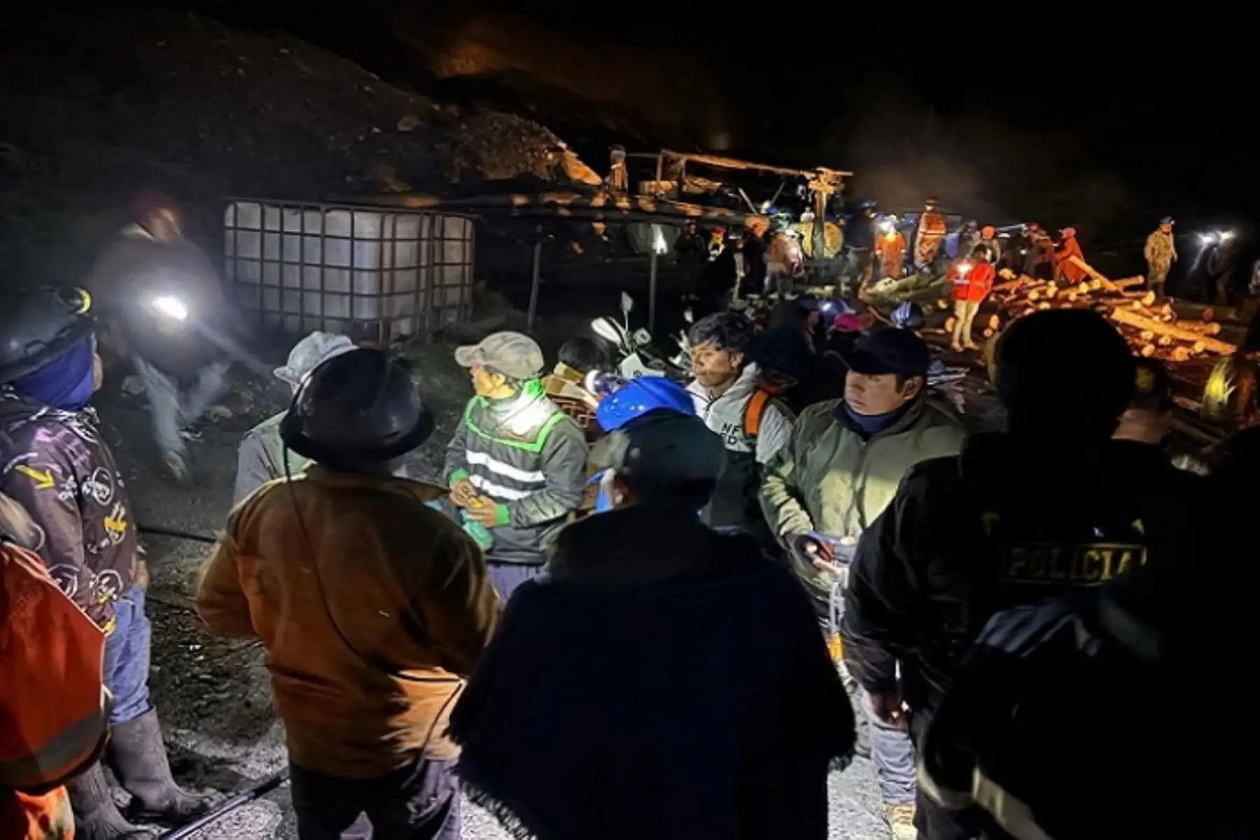 Tras varias horas de labores de emergencia, los 10 trabajadores atrapados en la mina “Tres Amigos” fueron rescatados con vida en la madrugada de este domingo en el distrito de Quiruvilca. (Foto: Andina)
