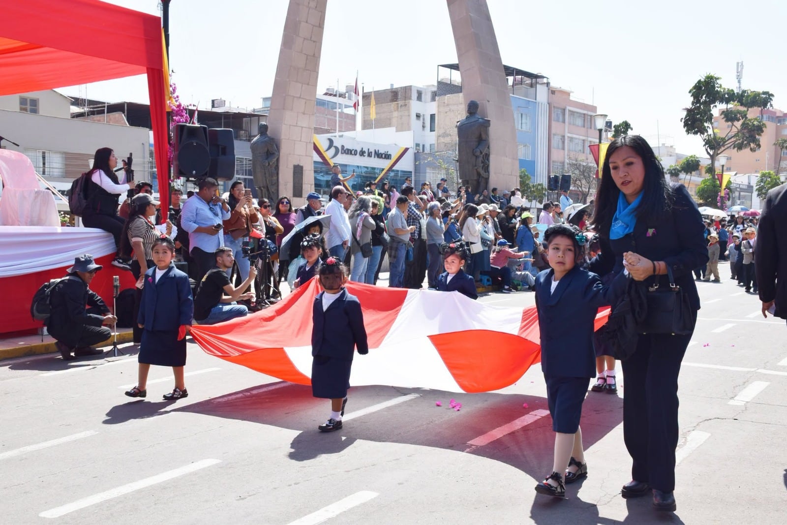 Alumnos representaron la Procesión de 1901 en la que no hubo exclamaciones. (Foto: Difusión)