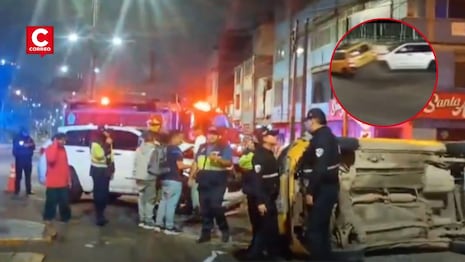 SJL: choque entre dos vehículos terminó con una unidad volcada y dos heridos