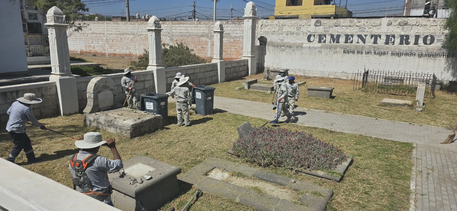 Limpieza y desratización en el cementerio La Apacheta por el Día de la Madre (Foto: Omar Cruz/@photo.gec)