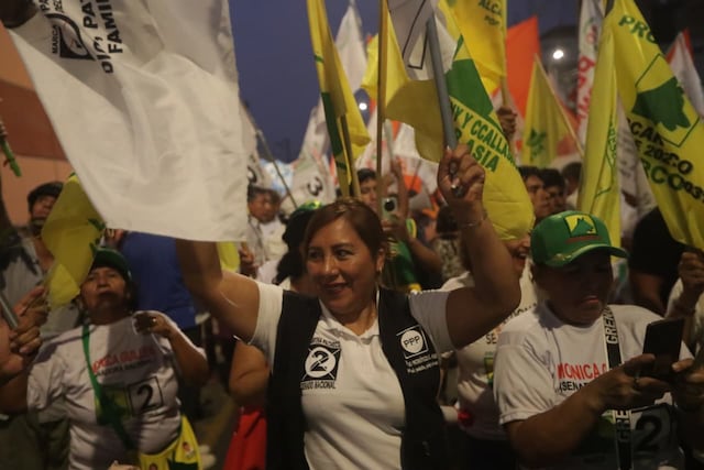 Simpatizantes de partidos llegan a exteriores del Centro de Convenciones por debate presidencial (Foto: Julio Reaño/GEC)