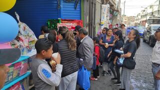 Navidad en Arequipa: Reparten chocolatada y juguetes en calles de Centro Histórico (VIDEO)