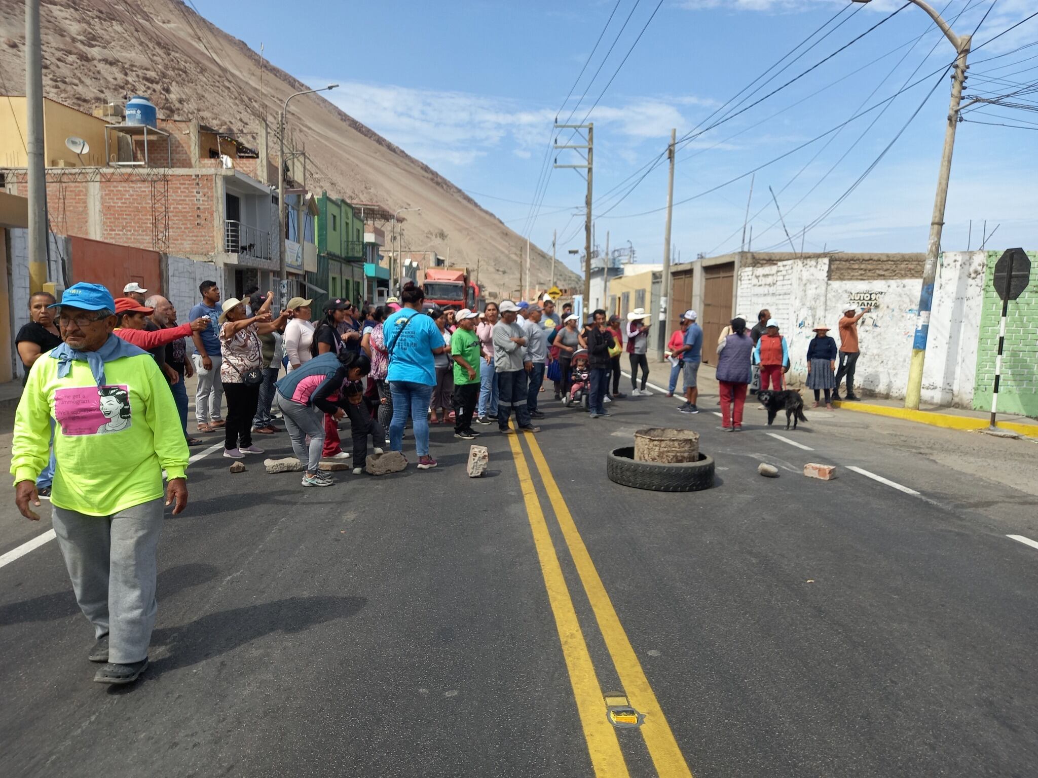 Pobladores de Ocoña bloquearon la Panamericana Sur exigiendo un buen servicio de agua potable. Foto: Difusión.