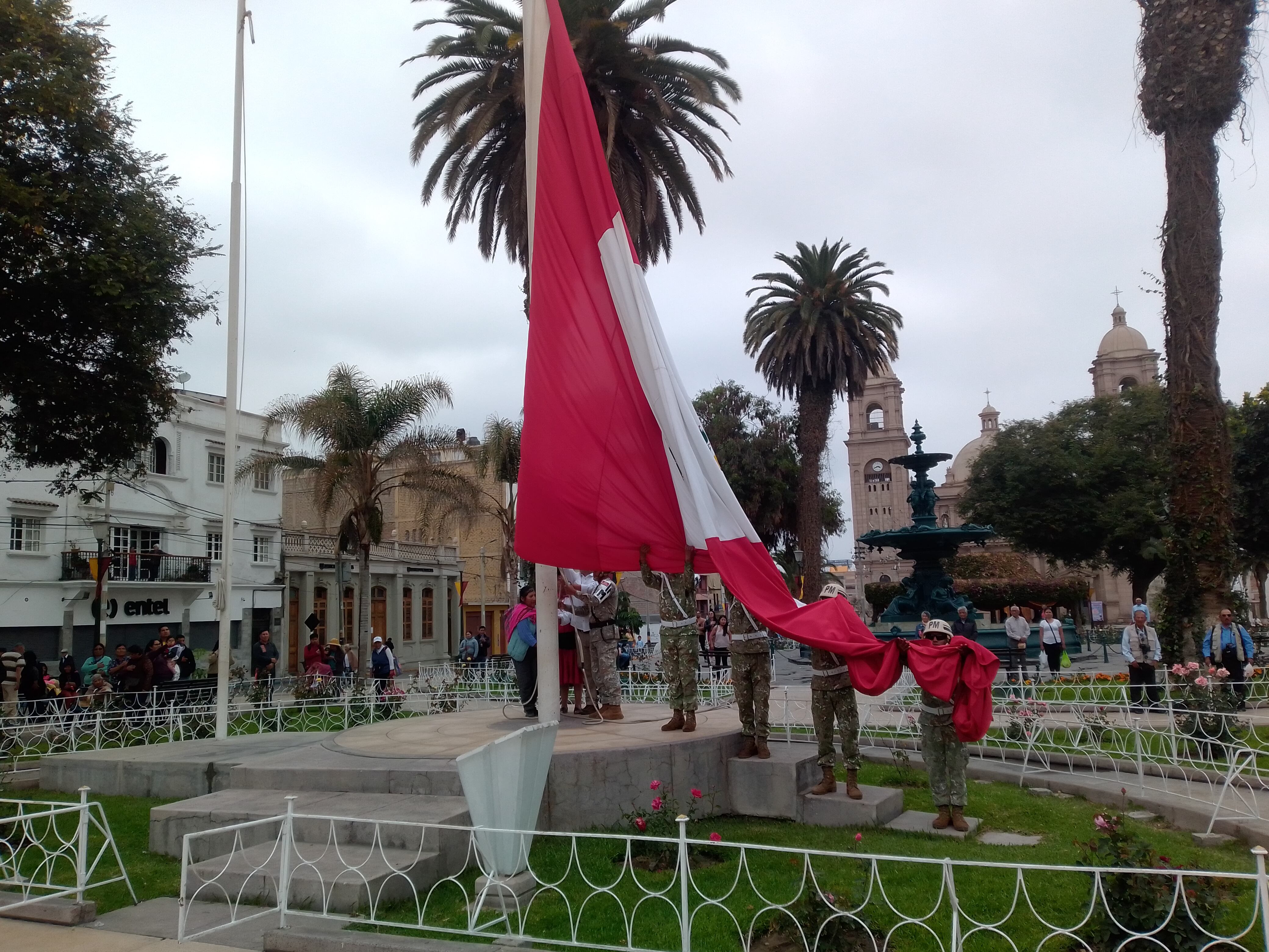 Izaron la bandera peruana tras llegar al Centro Cívico de la ciudad de Tacna. (Foto: Adrian Apaza)