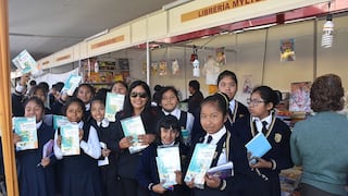 Escolares de IEE FAZ acuden a la Feria del Libro en Av. Bolognesi