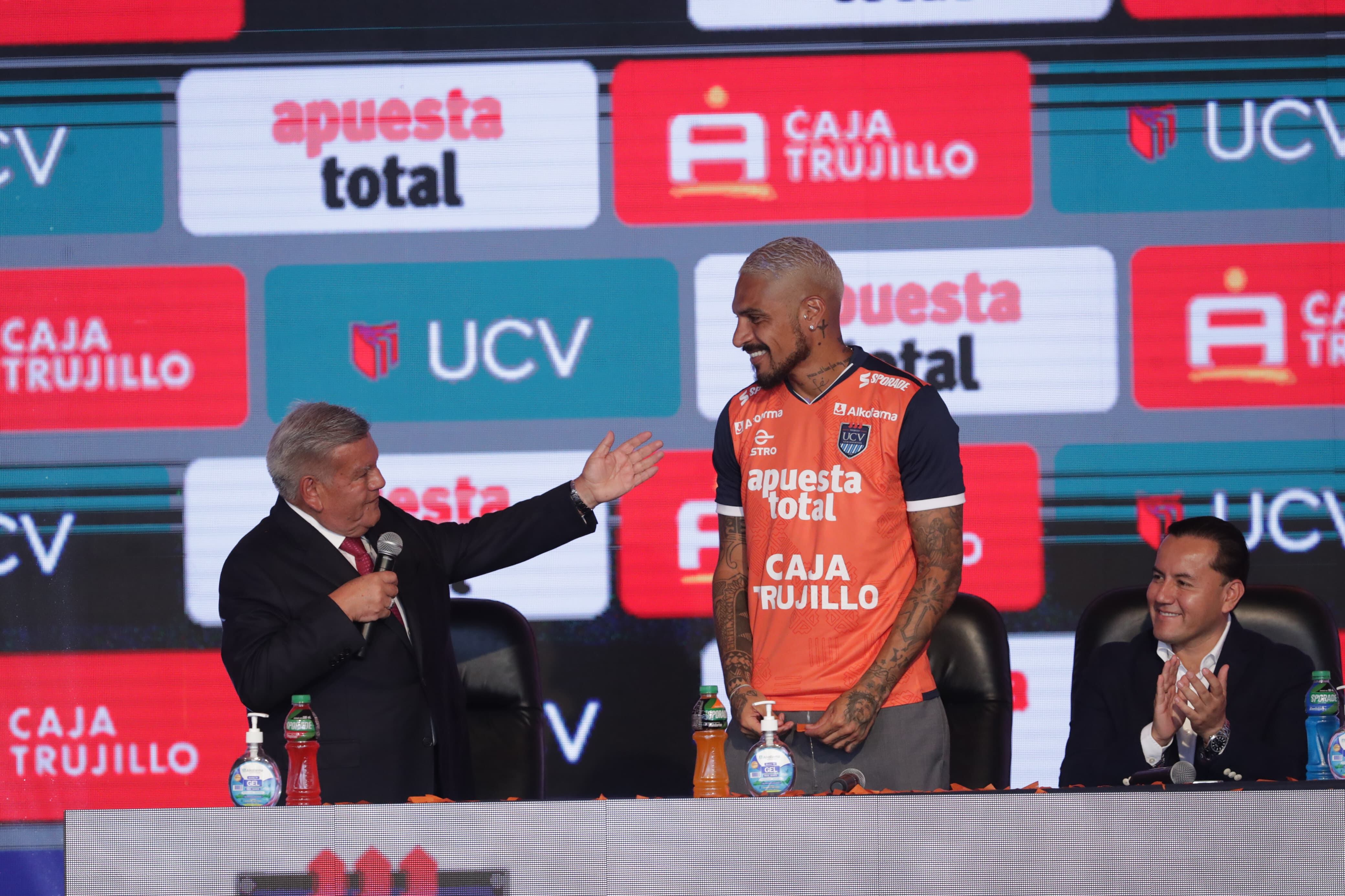 César Acuña dedica palabras a Paolo Guerrero durante su presentación. Alessandro Currarino / @photo.gec