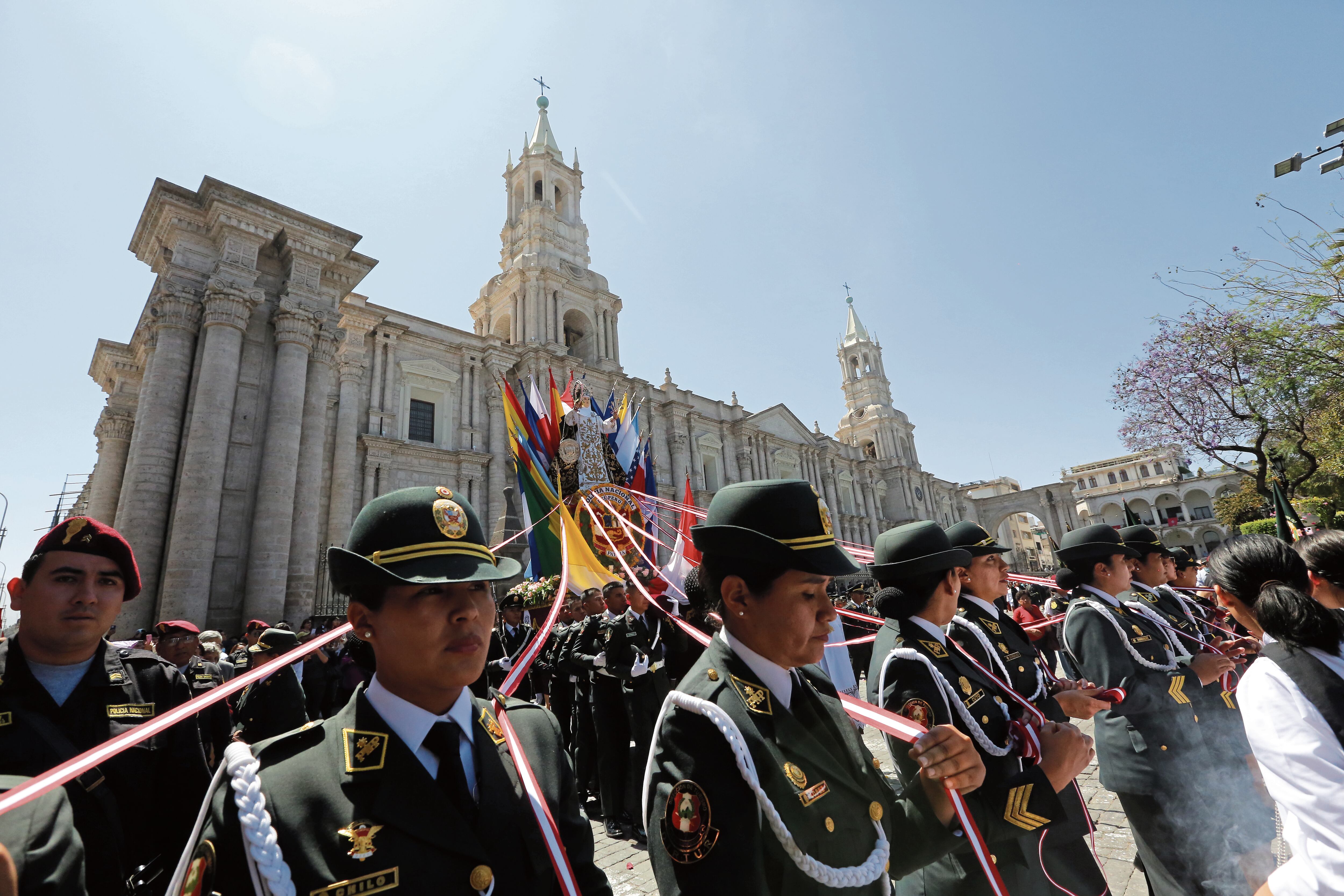 Policías cargaron imagen de Santa Rosa de Lima (Foto: GEC)
