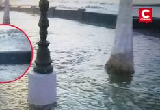 Fuerte oleaje inundó la Plaza Grau en el Callao