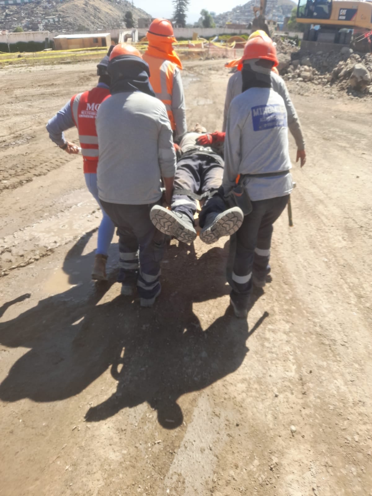 Obrero con dos fracturas en el cuello permanece grave después de caer en obra del estadio de Tiabaya. Foto: GEC.
