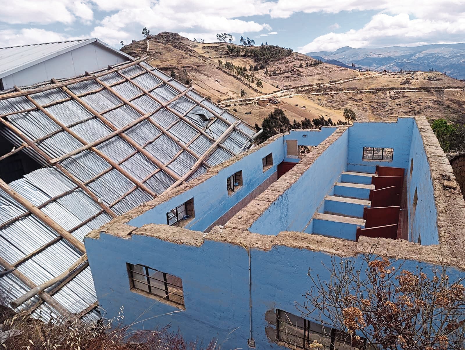 Evento climático levantó y desplazó estructuras de más de veinte aulas en instituciones educativas de Santiago de Chuco, Salpo y Víctor Larco. Gerente regional de Educación, Rufino Rodríguez, indicó a este Diario que clases debieron ser suspendidas y que ya se trabaja para reemplazar calaminas dañadas.