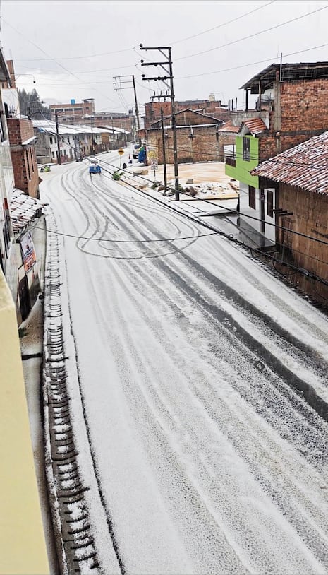 La Libertad: Fuerte granizada cubre calles de Huamachuco