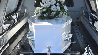 Hermanas buscan el cuerpo de su padre fallecido tras recibir otro en funeral en EE.UU.