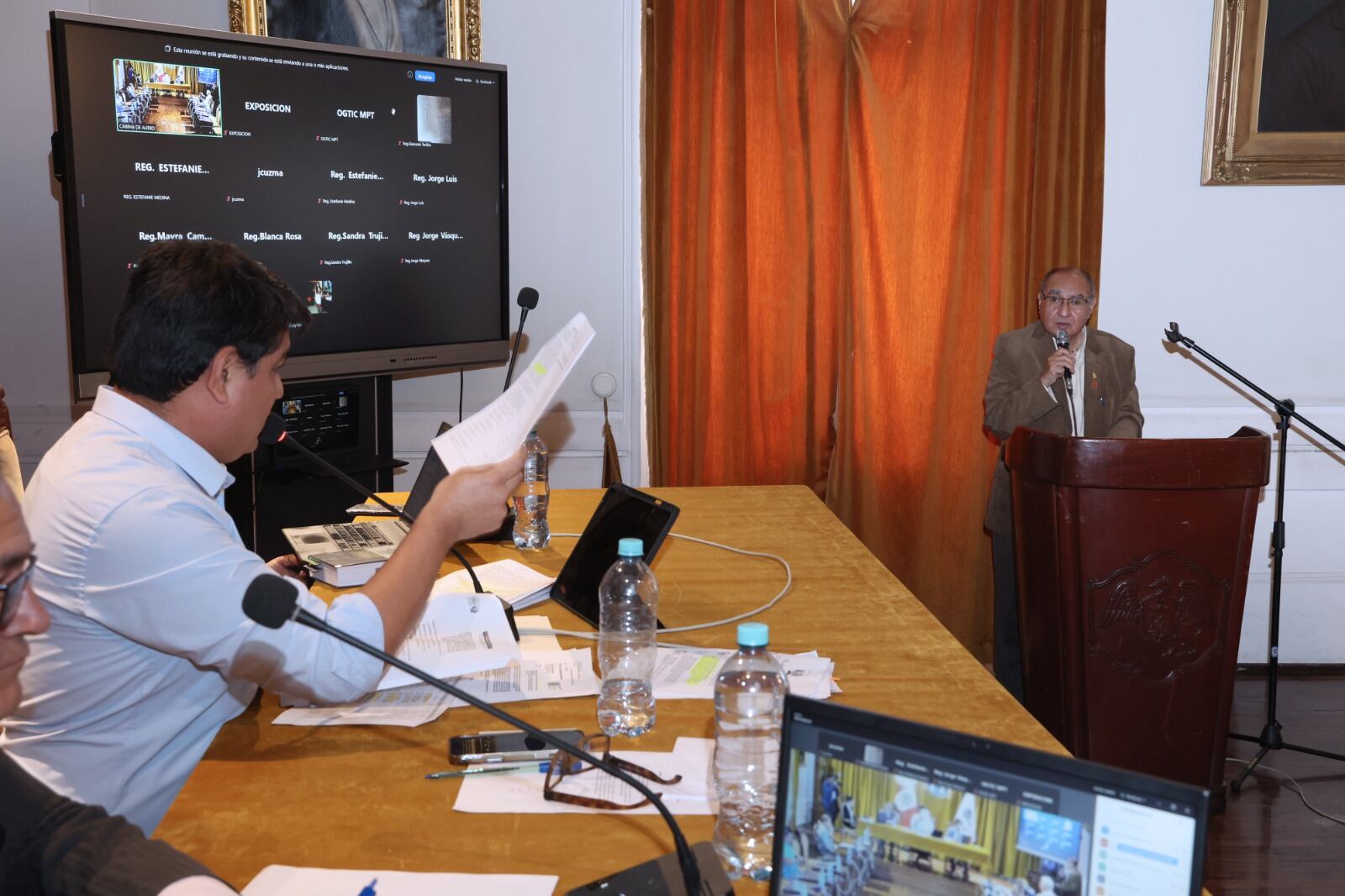 Licitaciones no competitivas (sin licitación pública) generan desconfianza en el manejo de recursos, señala el alcalde de Trujillo, Mario Reyna.