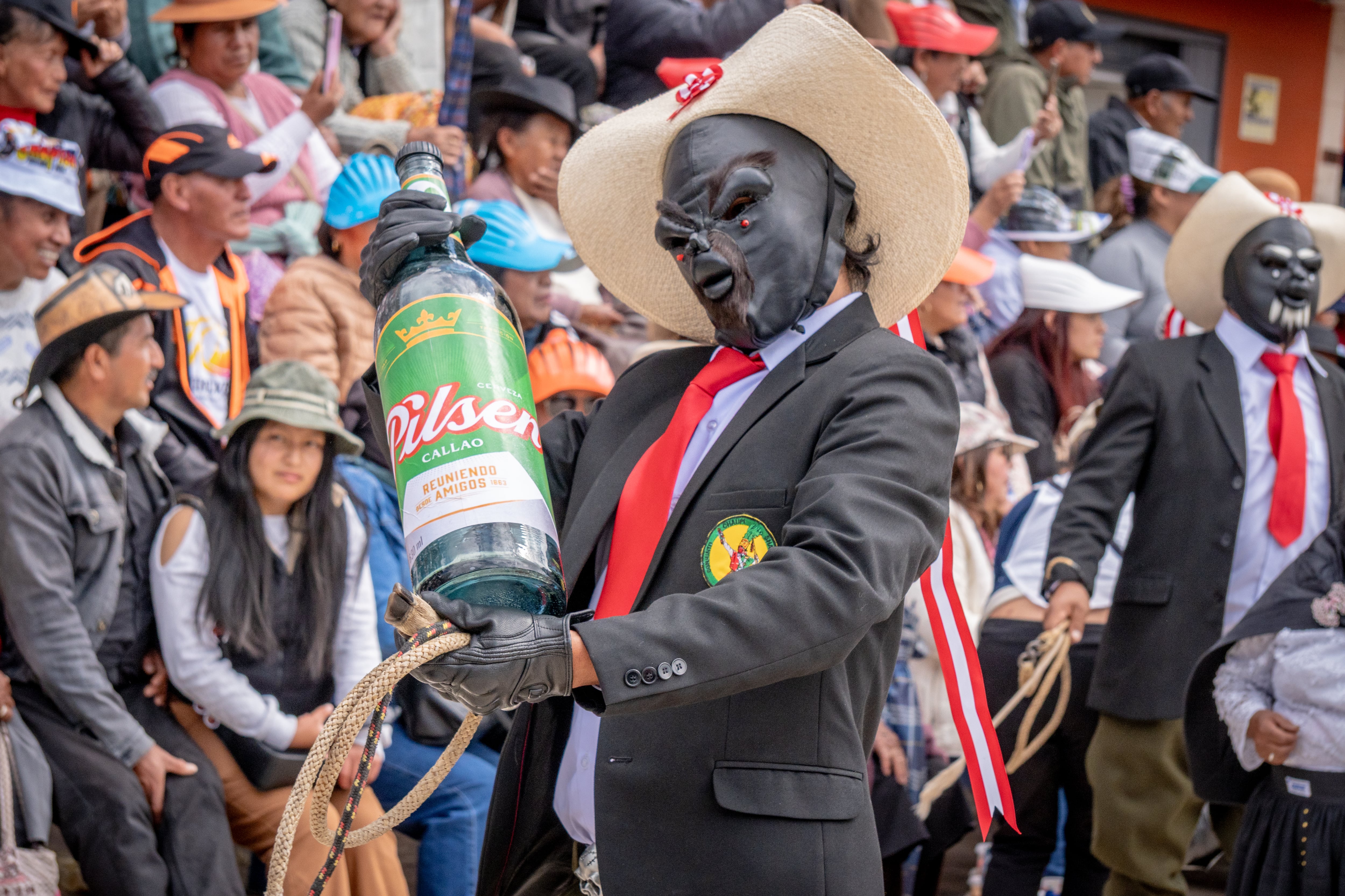 Negritos cuidan a los caporales, pero también "se prestan al show". (Foto: Lars Córdova)