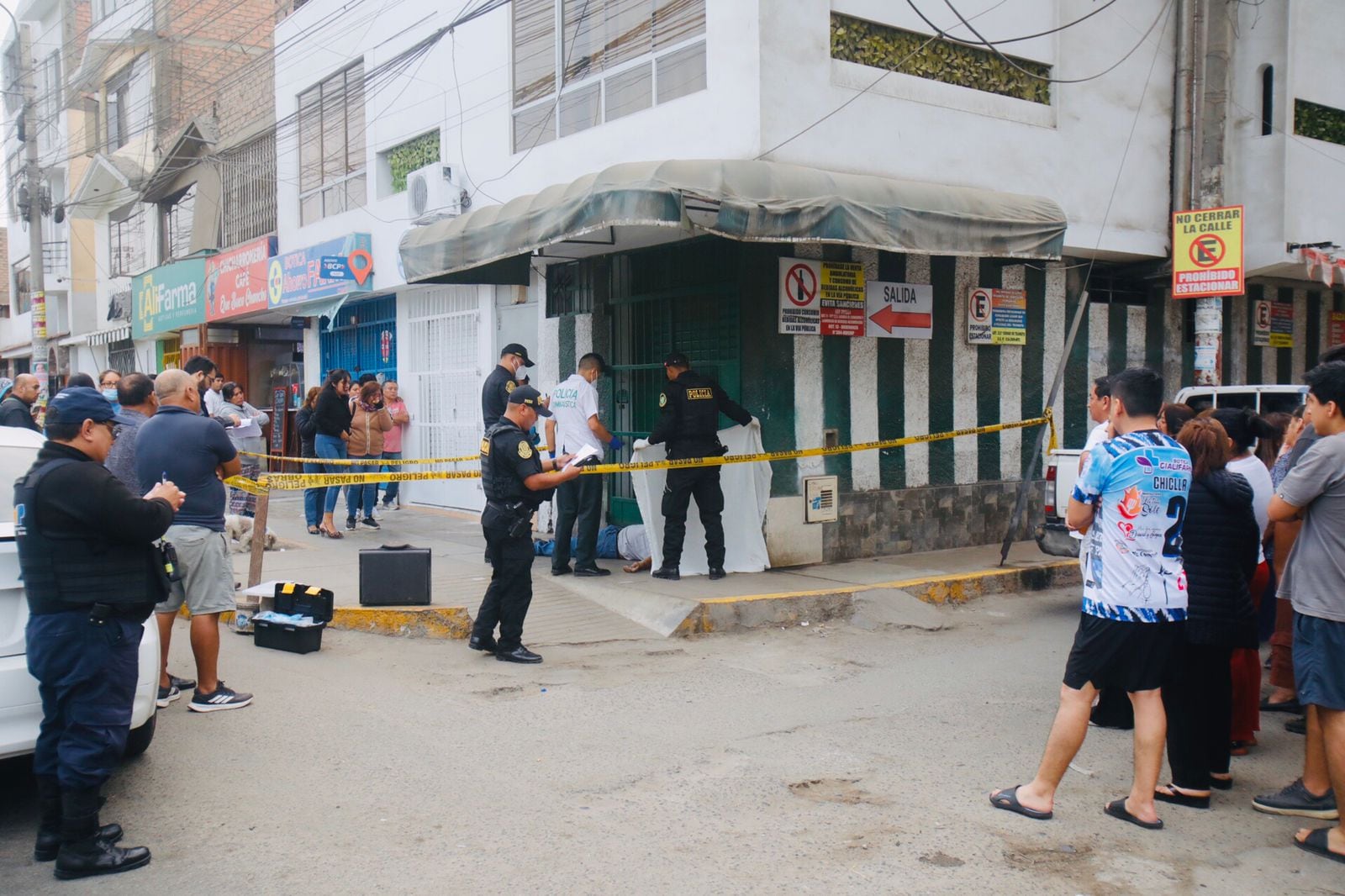 La víctima fue atacada por un grupo de delincuentes cuando regresaba a su vivienda. Vecinos denuncian falta de patrullaje en el sector. (Fotos: César Grados/GEC)