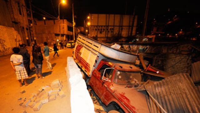Camión se estrella contra vivienda en Vitarte