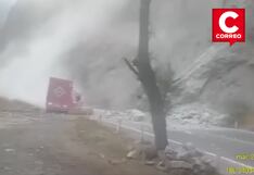 Rocas casi sepultan tráiler en la Carretera Central en el tramo Lima - La Oroya