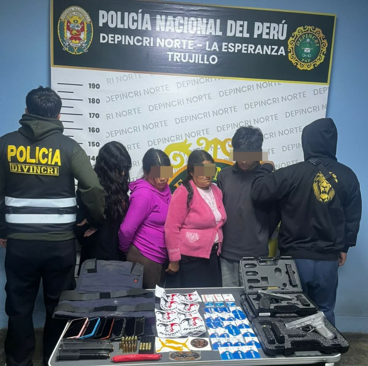 La Policía allanó dos viviendas en las que hallaron armas de fuego, cacerinas con capacidad para 35 de balas de calibre 9 milímetros, un cartucho de dinamita y stickers de tres organizaciones criminales.