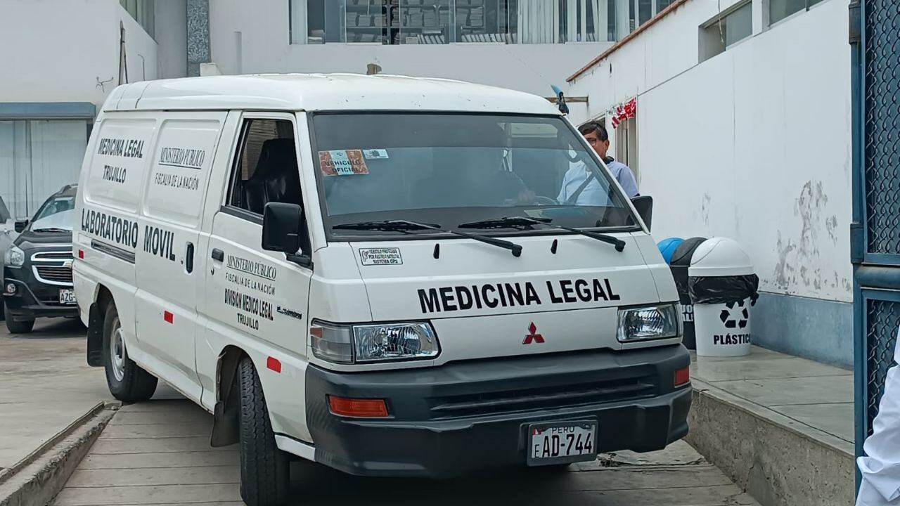 La víctima fue identificada como Kevin Aguilar Escamilo, quien presentaba signos de haber sido torturado. El cuerpo fue llevado a la morgue de Trujillo.