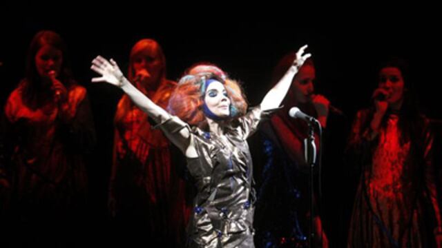 Björk volverá a cantar en el 2013 tras operación en la garganta