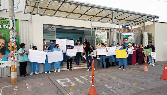 Protesta del personal de salud por falta de médicos. Foto: GEC.