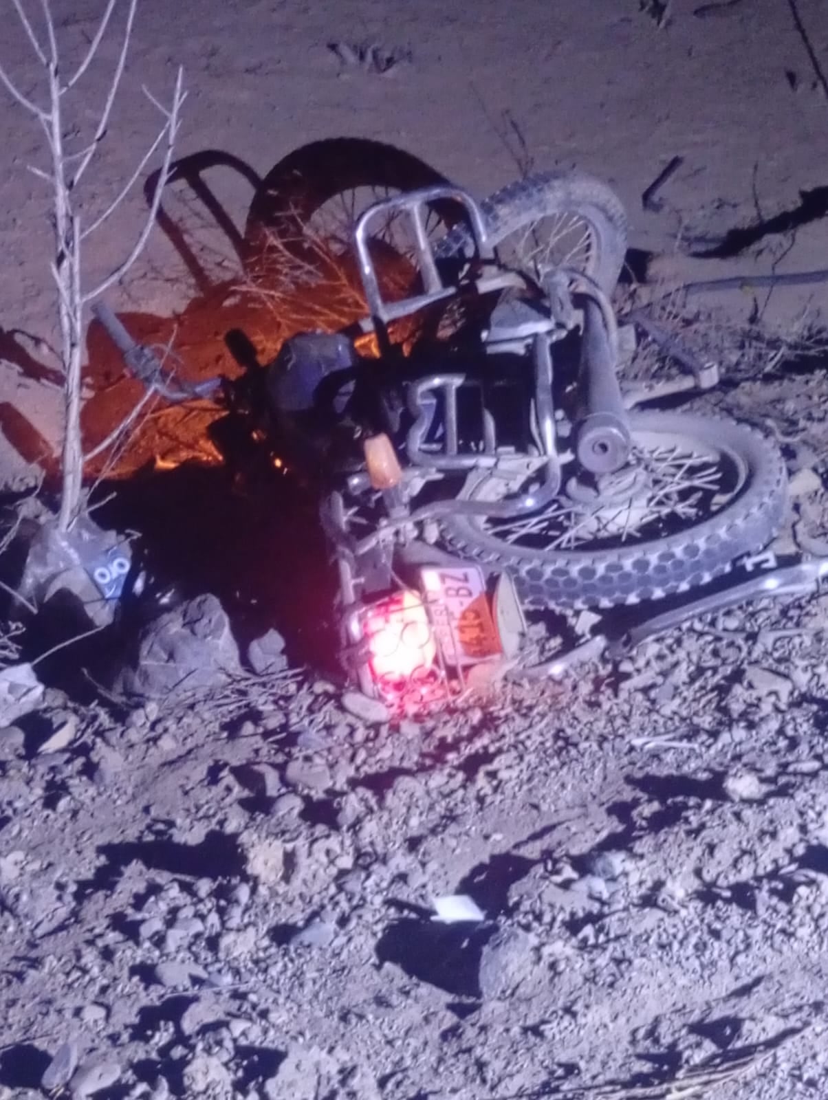 Vehículo marca Benzo azul y plomo se encontró fuera de la vía. (Foto: Difusión)