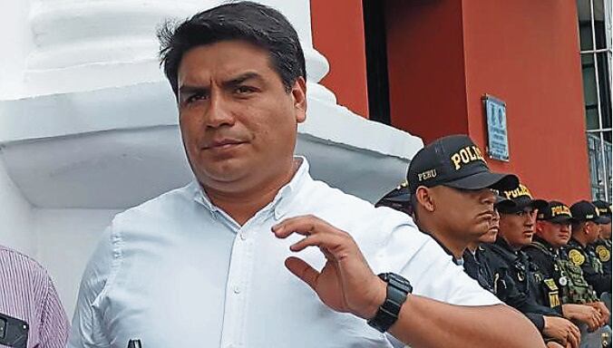 Por entregarle 20 patrulleros ediles a la Policía Nacional sin la aprobación del concejo edil, según especialista y abogado.