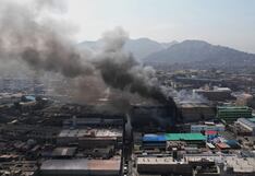 Incendio consume almacenes en Barrios Altos: Extinción total del fuego se daría en dos días