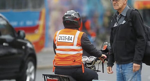 La Policía viene desarrollando una campaña de sensibilización en diferentes puntos de Trujilo para que los motociclistas cumplan la nueva medida que busca reducir los índices delictivos.