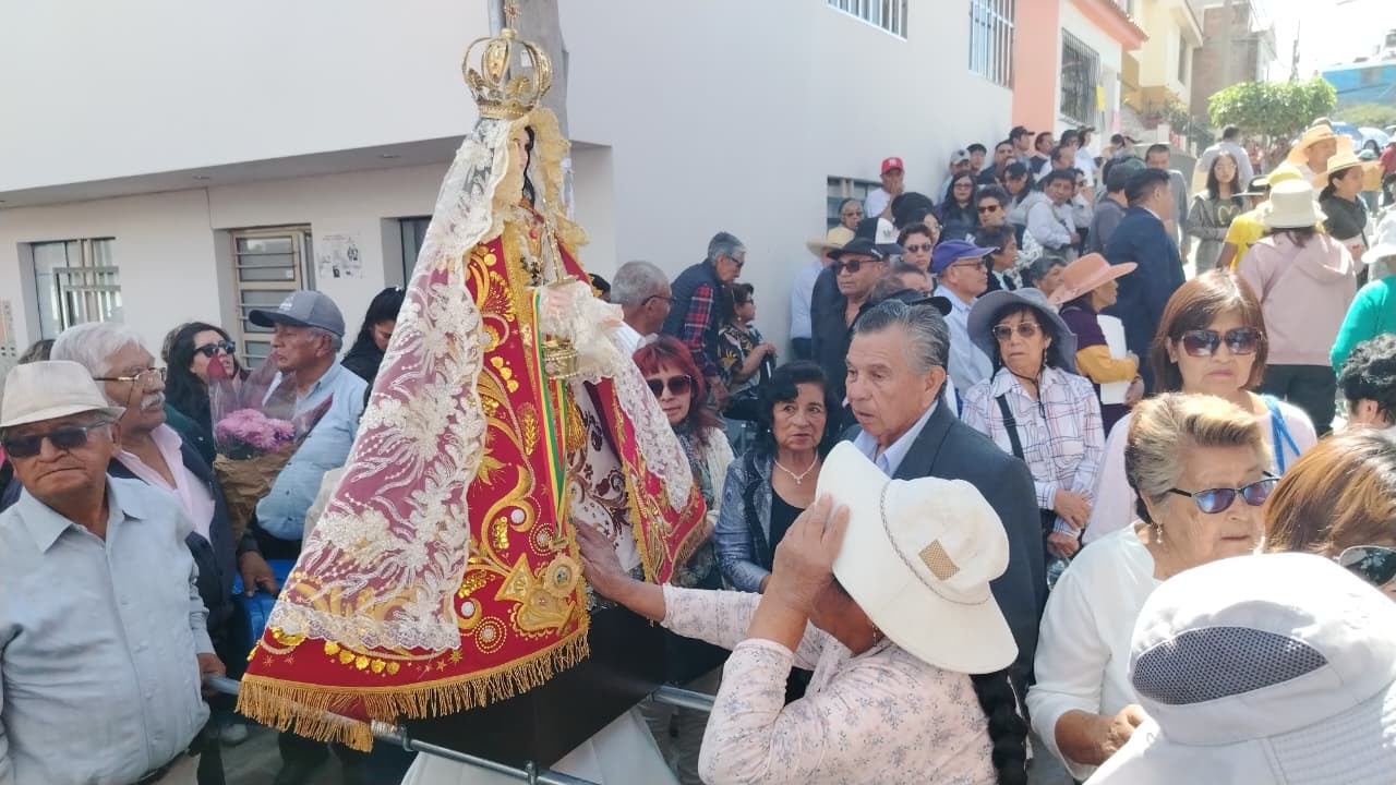 Tradición y fe de los extrabajadores de la empresa Cruz del Sur en Arequipa