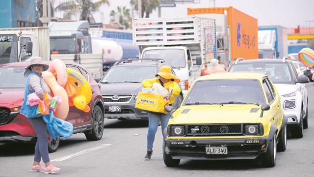 Familias también buscan acampar en la playa.