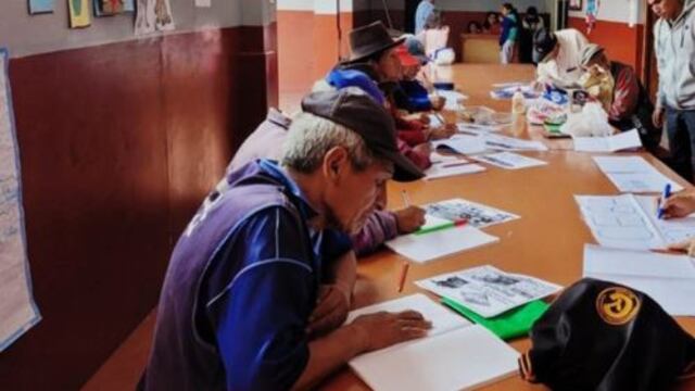 Jóvenes voluntarios de Ayacucho enseñan a leer y escribir a adultos mayores