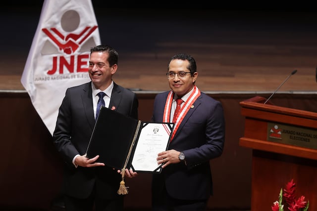 Keiko Fujimori recibió sus credenciales del JNE