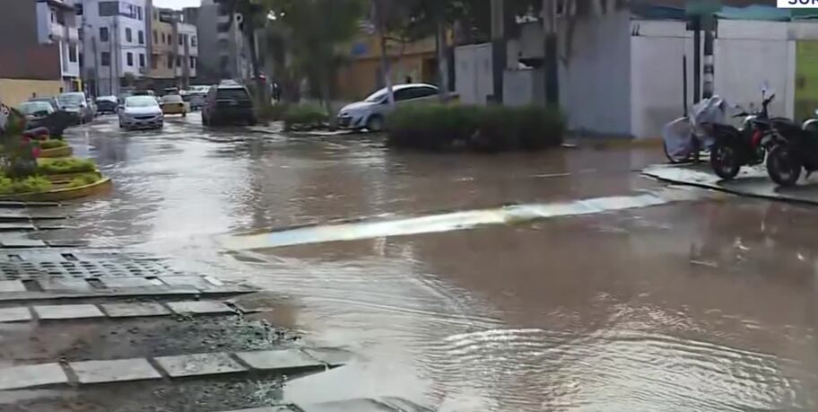 Una fuga en una tubería de desagüe generó alarma en Los Portales, pero la empresa ya detuvo la filtración y continúa con trabajos de limpieza y reparación.