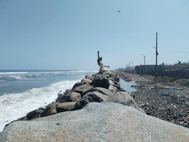 La suspensión de las obras de protección costera en Buenos Aires, Las Delicias y Huanchaco evidencia la grave rotación de personal y la falta de gestión técnica en el Ministerio de Transportes, mientras miles de familias continúan expuestas al avance del mar.