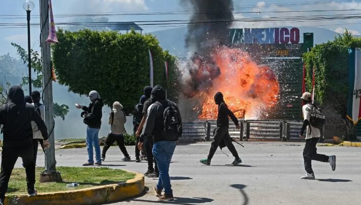 Manifestantes incendiaron un camión en Ciudad de México durante las movilizaciones por los 43 estudiantes desaparecidos. FOTO: AFP