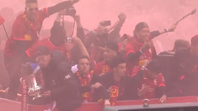 Liverpool y sus hinchas celebraron los títulos de FA Cup y Carabao Cup (VIDEO)