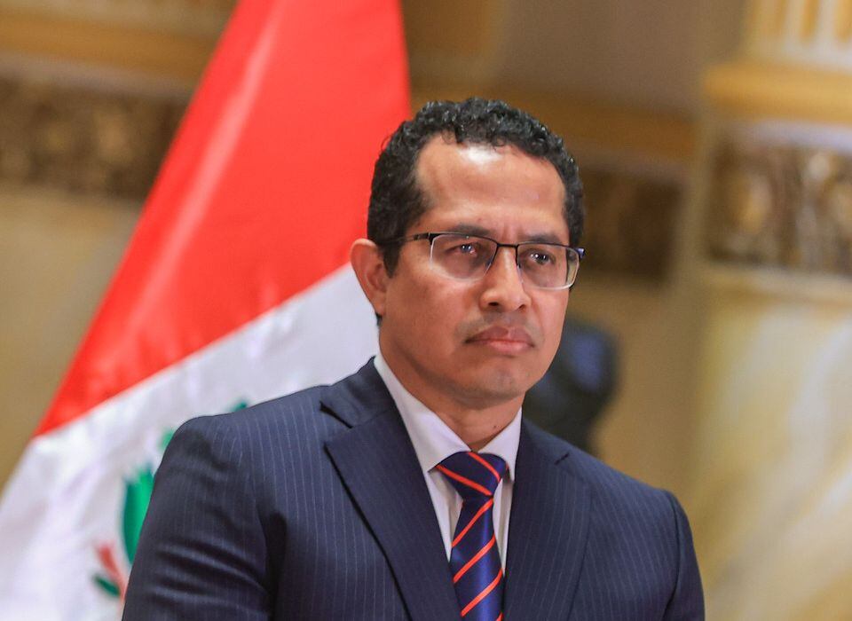 El presidente del JNE, Roberto Burneo, señaló que las exclusiones se aplicarán en casos de inhabilitación por el Congreso o sentencia condenatoria. (Foto: Presidencia)