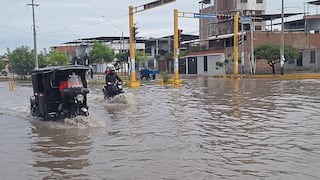 Las lluvias convierten calles en ríos y aislan pueblos en Piura