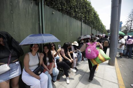 Numerosos fanáticos hacen colas para ingresar a concierto de Shakira (FOTOS)