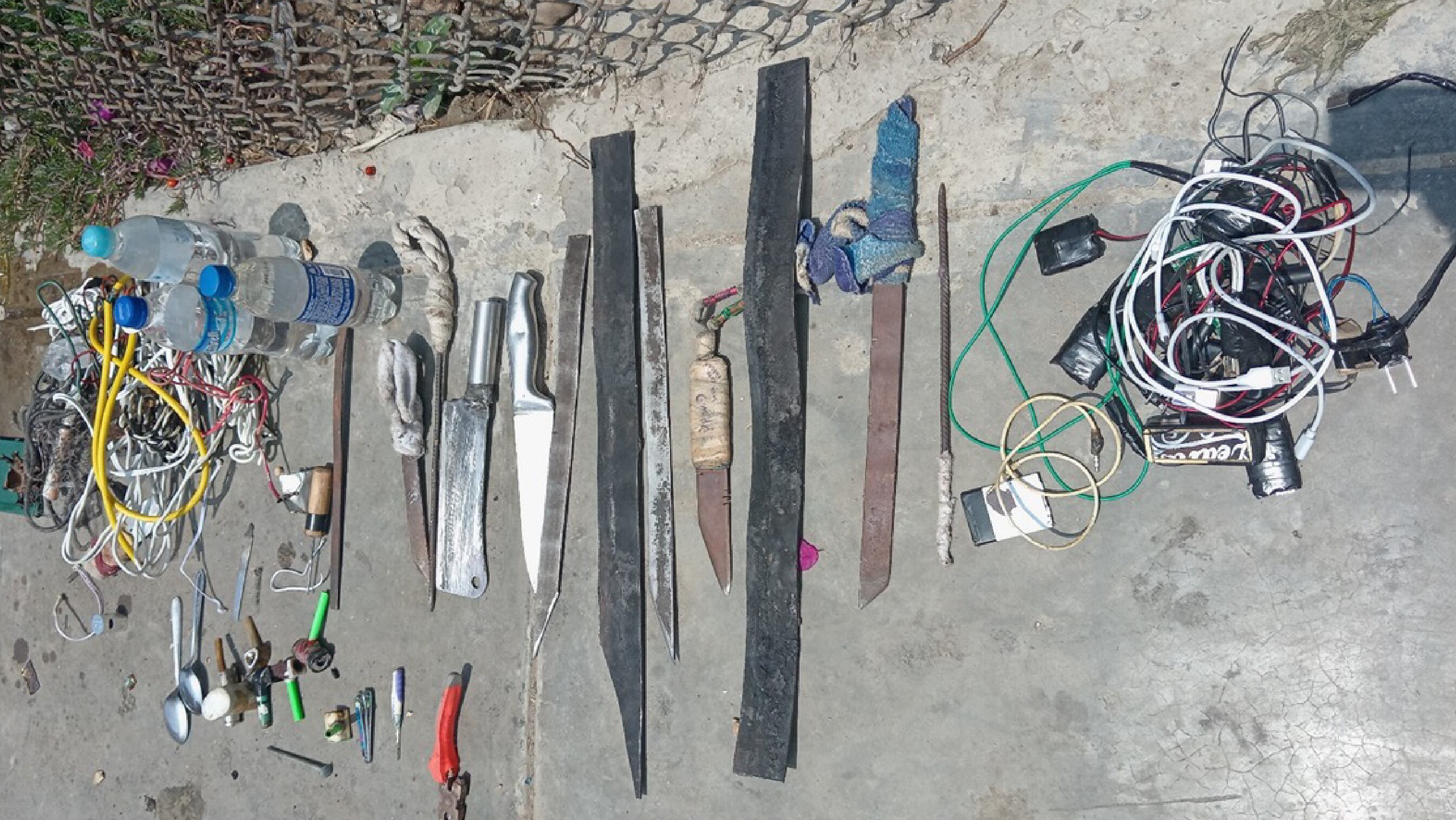 Armas punzocortantes fueron encontradas durante requisa.